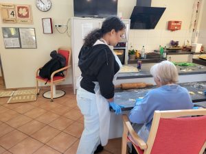 Mehr über den Artikel erfahren Generationenübergreifendes Backen und Basteln im Seniorenheim