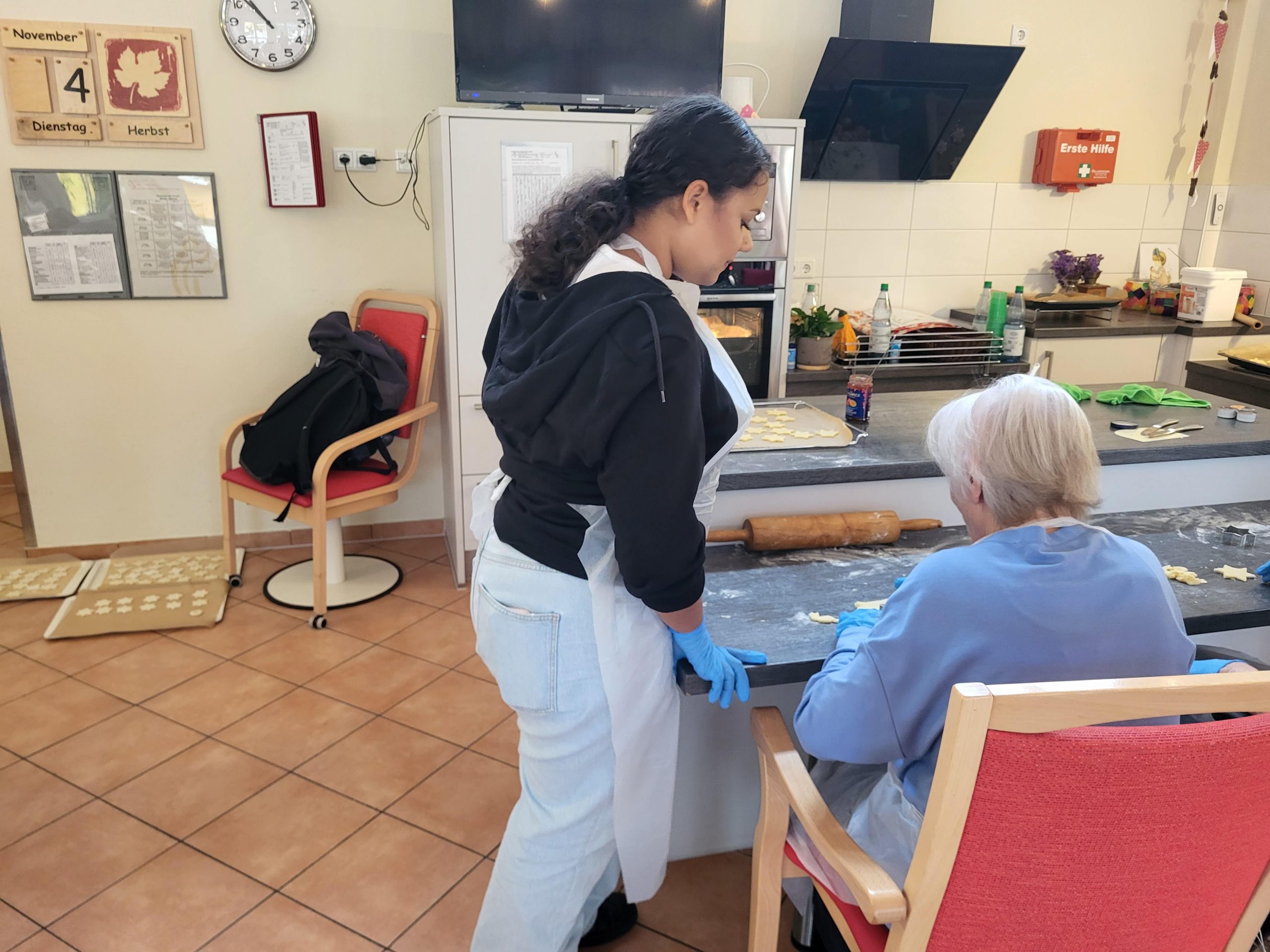 Mehr über den Artikel erfahren Generationenübergreifendes Backen und Basteln im Seniorenheim