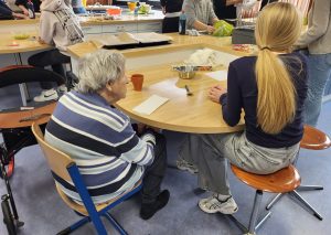 Mehr über den Artikel erfahren Generationenkochprojekt – Zusammen schmeckt’s am besten!