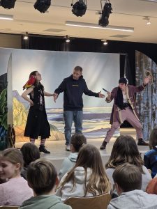 Mehr über den Artikel erfahren Englisch mal anders – White Horse Theatre begeistert die Molitoris-Schule
