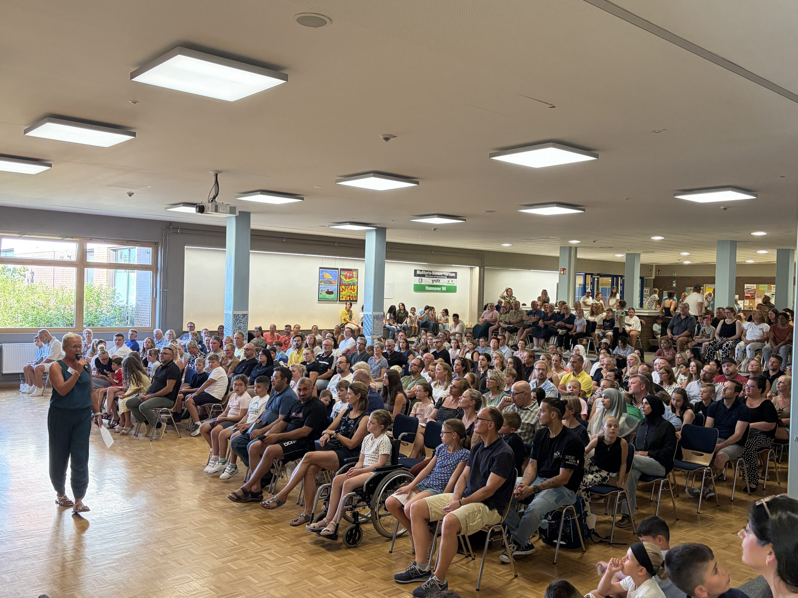 Mehr über den Artikel erfahren „Hand in Hand“ – Schulgemeinschaft begrüßt neue FünftklässlerInnen